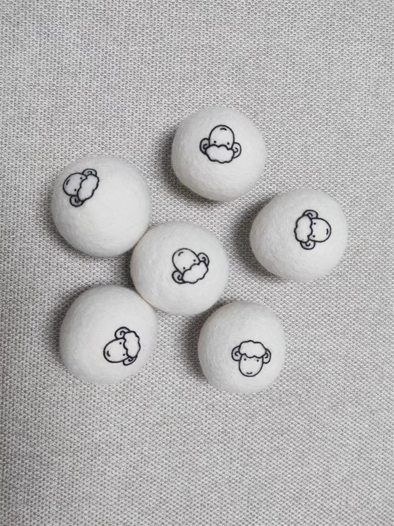 Wool dryer balls with pattern